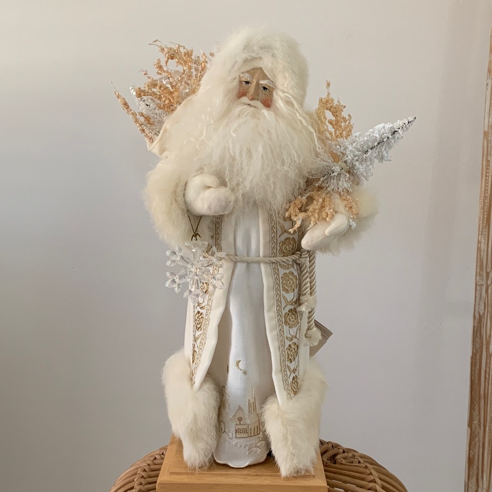 LYNN HANEY Santa c. 2004 candlelight santa